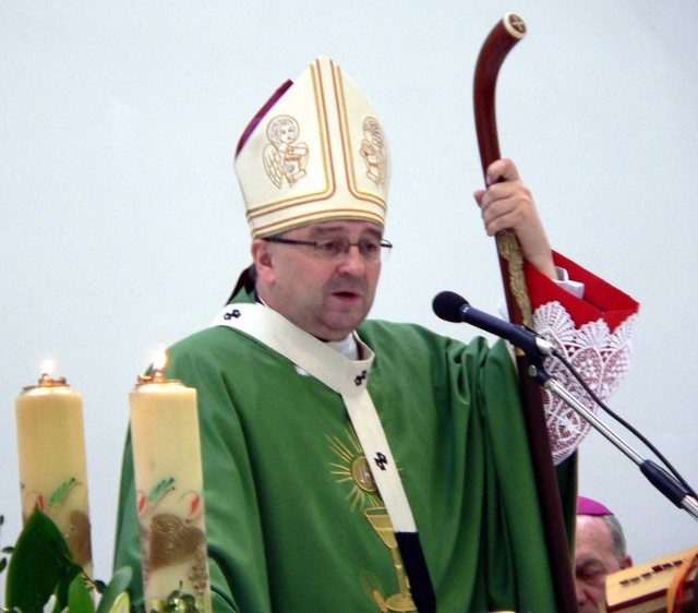 Arcybiskup lubelski Józef Życiński podczas mszy świętej w Stalowej Woli.