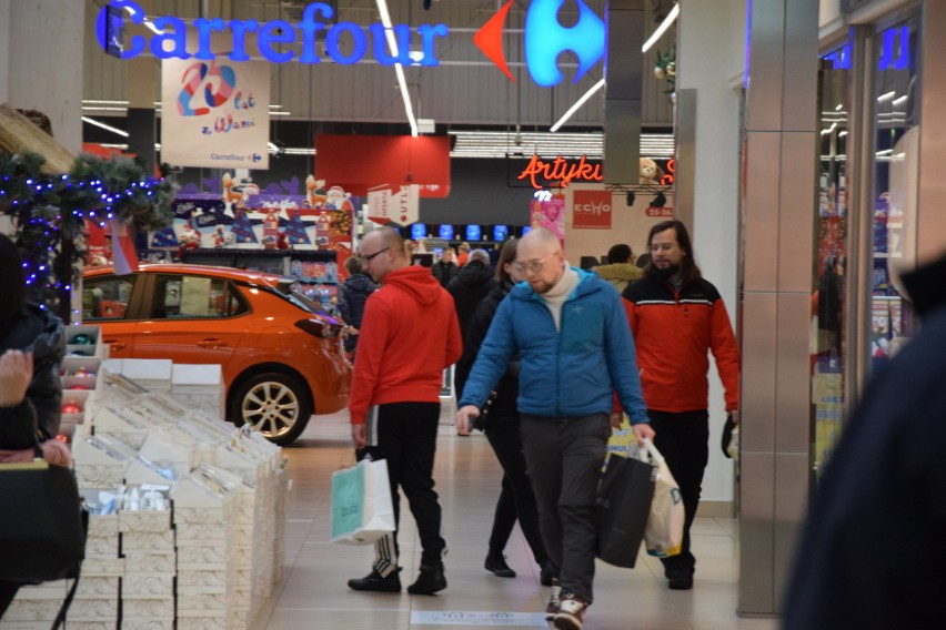 Już przed południem wielu klientów wybrało się na zakupy do...