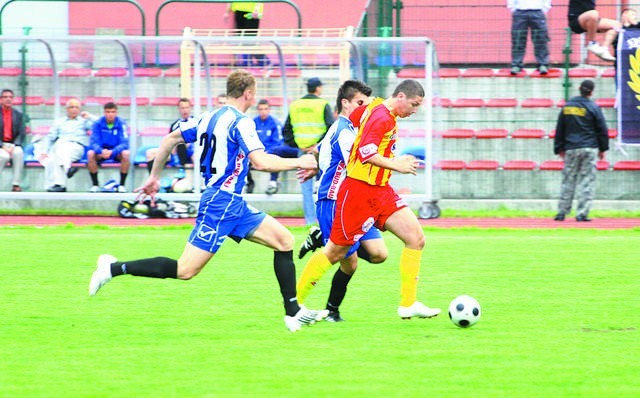Patryk Kaszczyszyn (przy piłce) zdobył ostatniego ligowego gola dla Chojniczanki w tym sezonie. Bramka ta dała remis liderowi w Choszcznie.