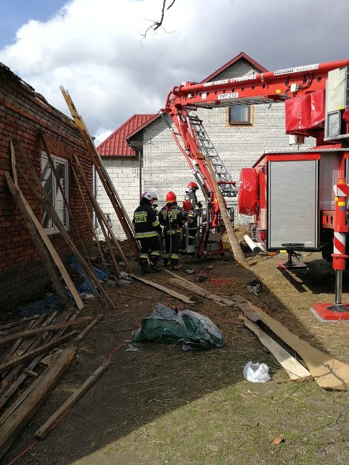 Wichura nad regionem. Podmuchy uszkodziły dachy i łamały drzewa, zerwane są linie energetyczne