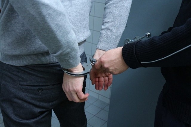 37–letni Patryk M. z Kołobrzegu usłyszał zarzut gwałtu ze szczególnym okrucieństwem. Grozi mu do 15 lat więzienia.