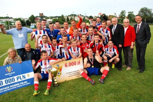 Piłkarze Wisły Sandomierz, którzy wywalczyli Puchar Polski na szczeblu okręgu świętokrzyskiego, wraz z włodarzami klubu oraz Świętokrzyskiego Związku Piłki Nożnej.