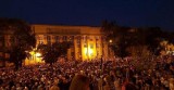 Protest "Łańcuch światła" przed sądem na pl. Dąbrowskiego