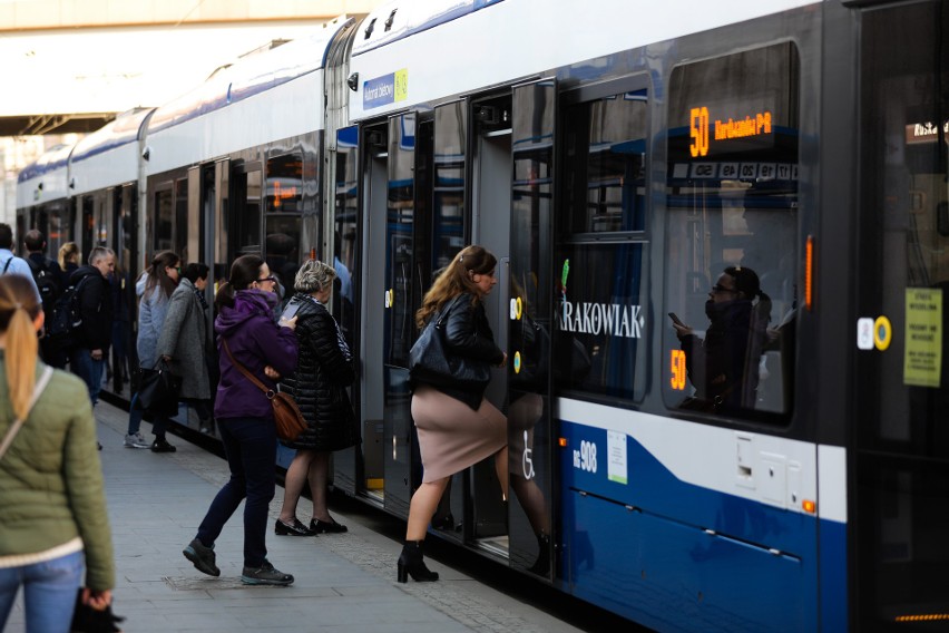 W Krakowie ograniczone zostały kursy tramwajów i autobusów....