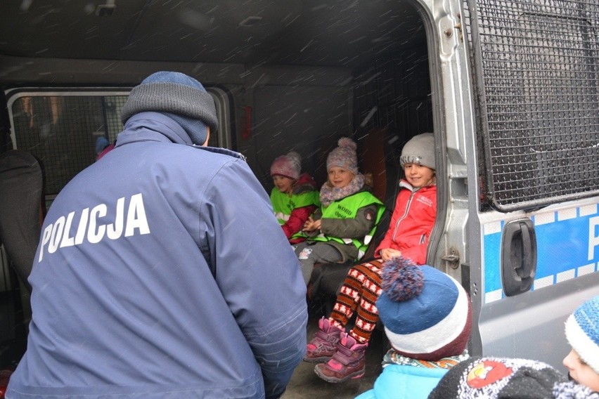 Maluchy z opolskiego przedszkola odwiedziły policjantów....