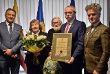 Kazimiera Zapałowa z tytułem "Honorowego Obywatela Powiatu Kieleckiego"