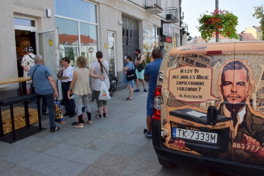 Kultowe Zapieckanki już na kieleckim Rynku. Lokal ruszył w samo południe. Dla pierwszych klientów darmowe zapiekanki. Zobacz zdjęcia 