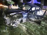 Nocny wypadek w Solnikach. Osobówka po pościgu uderzyła w betonowy słup, trzy osoby znalazły się w szpitalu