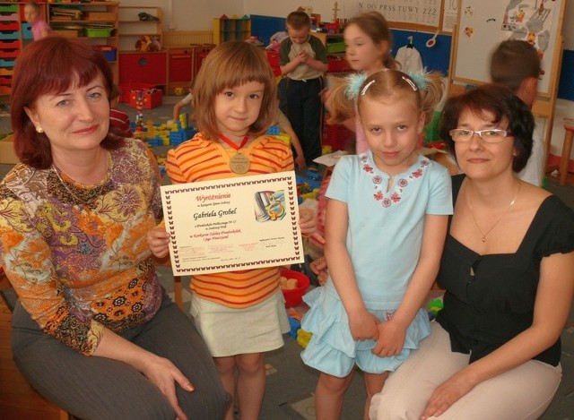 Wyróżniona dyplomem Gabrysia Grobel, jej koleżanka Agnieszka Wiącek oraz nauczycielki Maria Kupiec i Bożena Dąbrowska.