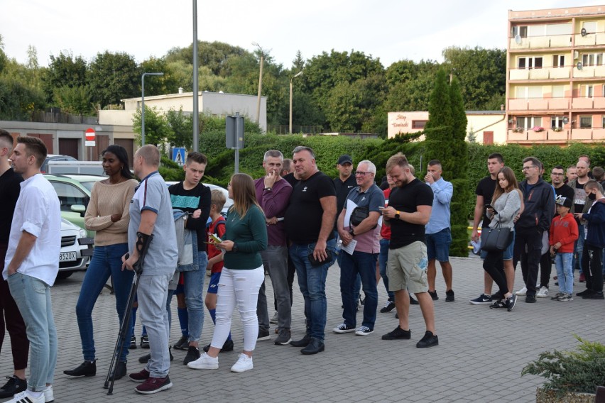 To był wyjątkowy mecz futsalu w Świeciu. W hali widowiskowo...