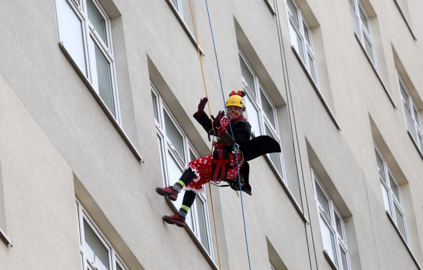 Alpiniści przebrani w stroje postaci z bajek umilili dziś...