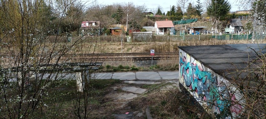 Bezpieczne przejście na szczecińskich Pomorzanach. "Nie skracaj drogi do śmierci". Akcja kolejarzy