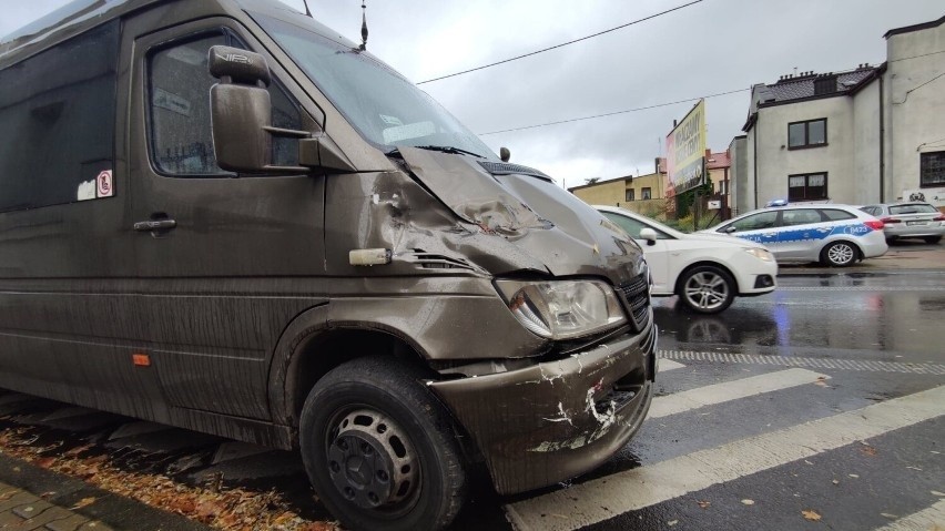 Wypadek w Piotrkowie. Bus wiozący dzieci zderzył się z...