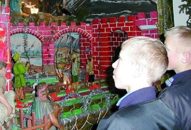 Najbardziej znaną i najczęściej odwiedzaną rekonstrukcją bożonarodzeniowej stajenki jest ruchoma szopka w kościele Ojców Kapucynów w Łomży. Co roku ogląda ją tysiące wiernych.
