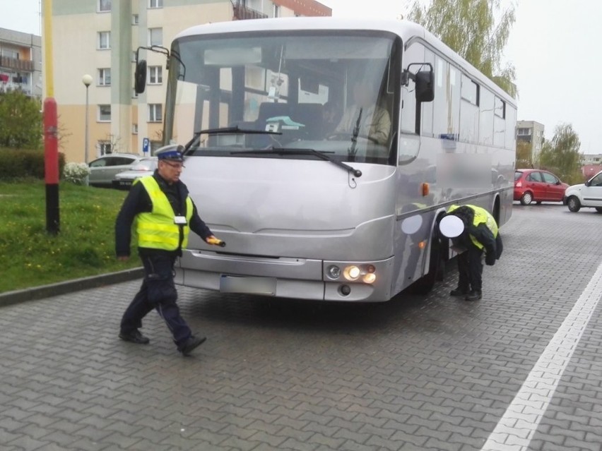 Policjanci kontrolowali szkolne autobusy pod szkołą...