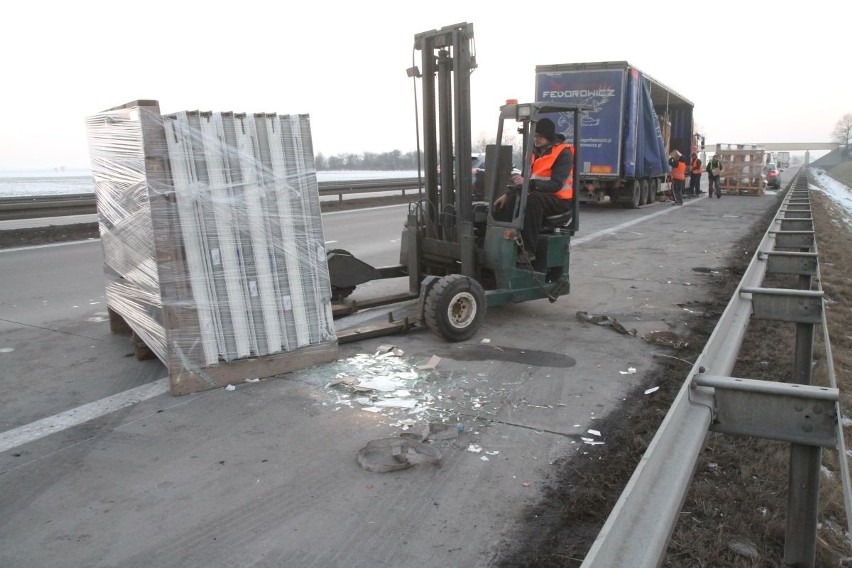 Wypadek tira wiozącego okna na autostradzie A4