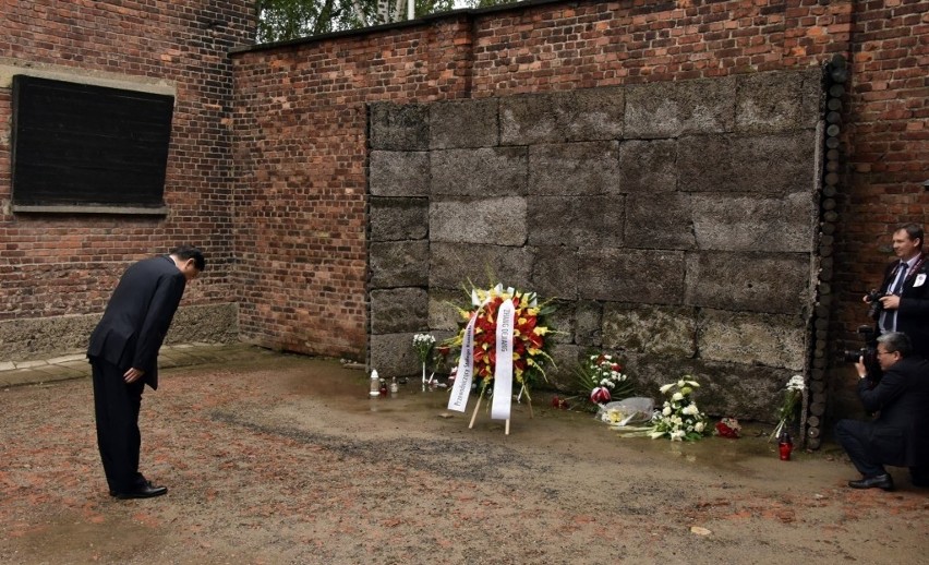 Przewodniczący chińskiego parlamentu oddał hołd ofiarom obozu Auschwitz-Birkenau