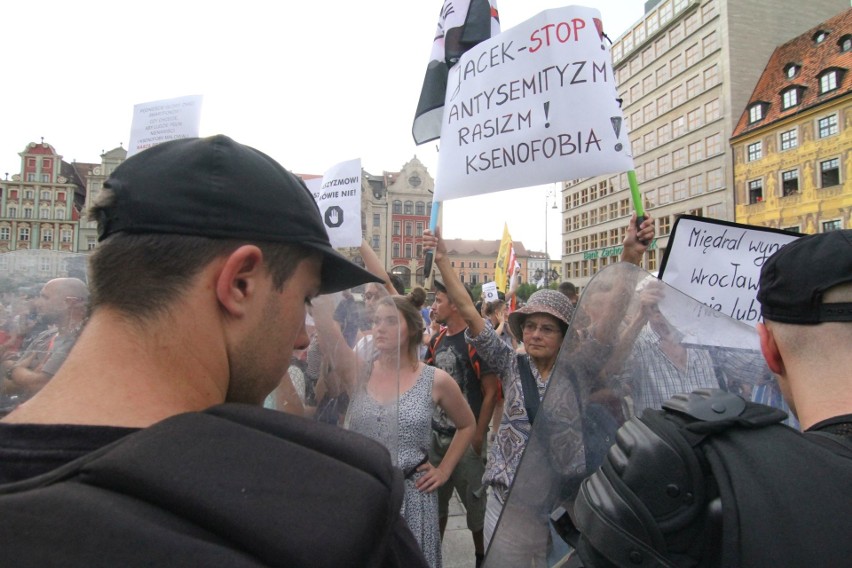 Przepychanki w Rynku. Promocja książki Międlara i kontrmanifestacja Lempart. Do tego atak z pistoletem na wodę [ZDJĘCIA]