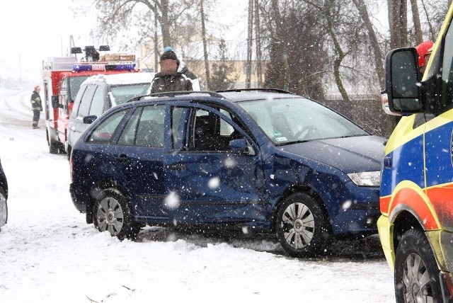 Trzy samochody zderzyły się rano w Chmielowicach. Jedna osoba została poszkodowana.