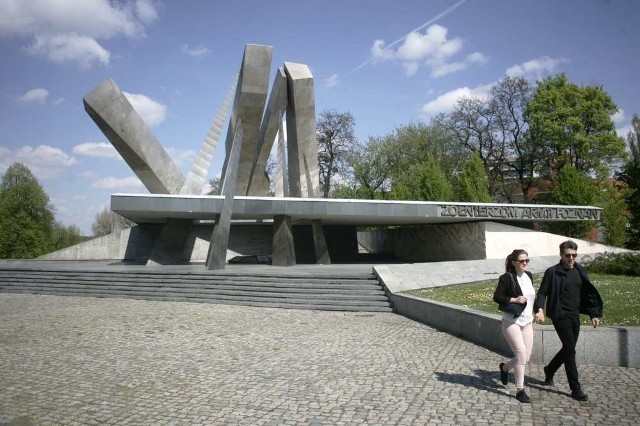 Pomnik Armii Poznań zniszczony przez wandali