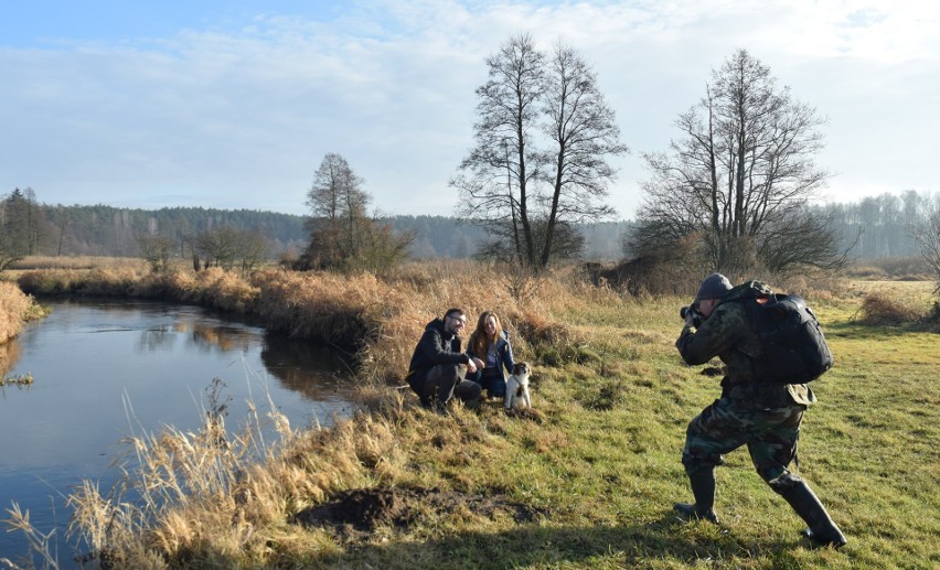 Gmina Płoniawy-Bramura. Podróżnicy z Pazurem nad Orzycem. Znani blogerzy zachwycili się meandrami rzeki