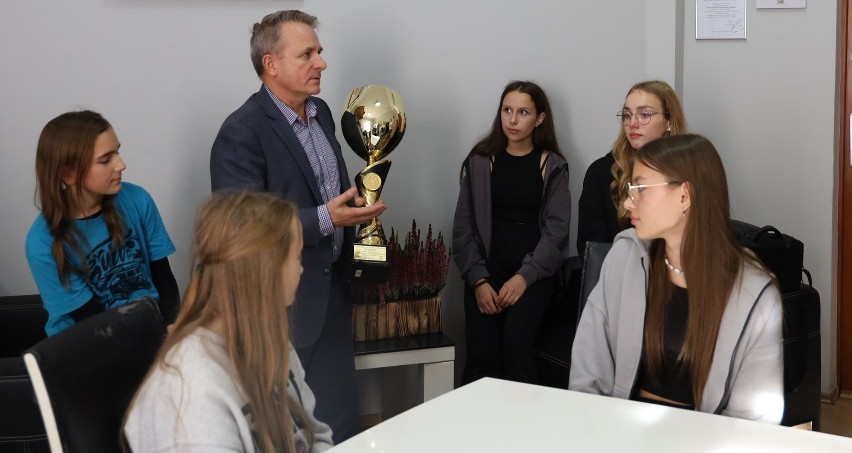 Burmistrz Ostrowi Mazowieckiej pogratulował uczennicom SP nr 2 sukcesu w Mistrzostwach Polski SZS