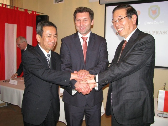 Japończycy zbudują pod Sanokiem fabrykę za 11 mln euroTakanobu Nanno (z lewej), burmistrz Ernest Nowaki Yoshiaki Nishimura symbolicznym uściskiem potwierdzili budowę fabryki w Zagórzu.