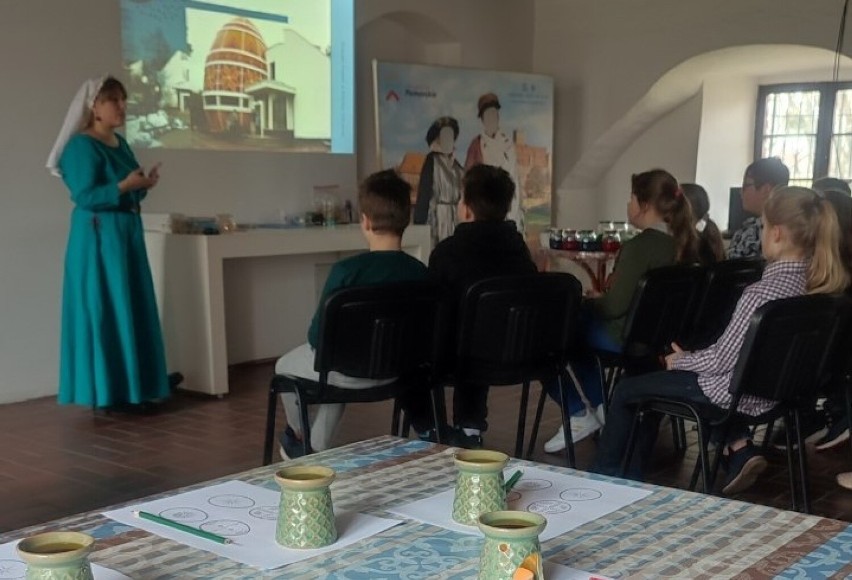 Na warsztatach w sztumskim zamku dzieci uczą się unikalnej...