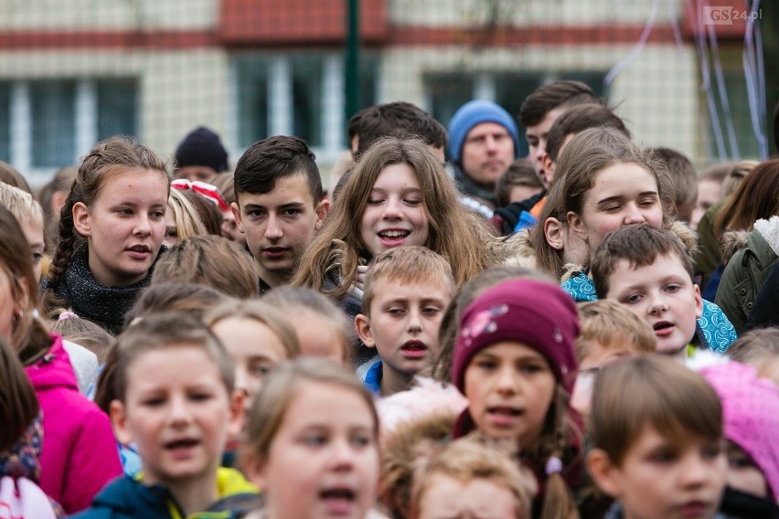 Zachodniopomorskie: Uczniowie i nauczyciele bili "Rekord dla Niepodległej". Był marsz, flaga i wspólne śpiewanie hymnu [WIDEO, ZDJĘCIA]