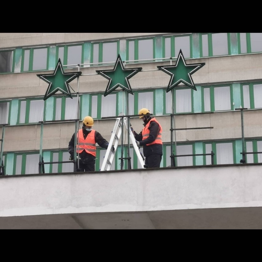 Zdjęto też trzy gwiazdki - symbol standardu hotelu...