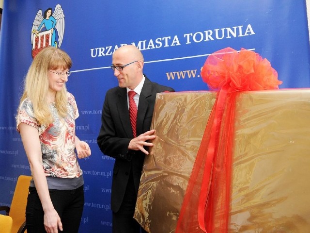 Wiceprezydent Torunia Zbigniew Rasielewski wręczył nagrodę Katarzynie Malitce. Jej hasło pokonało 103 inne propozycje