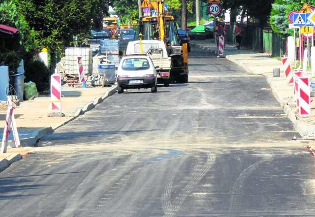 Na ulicy Bohaterów Westerplatte została położona pierwsza warstwa asfaltu. To znak, że nowa "schetynówka" się rozkręca.