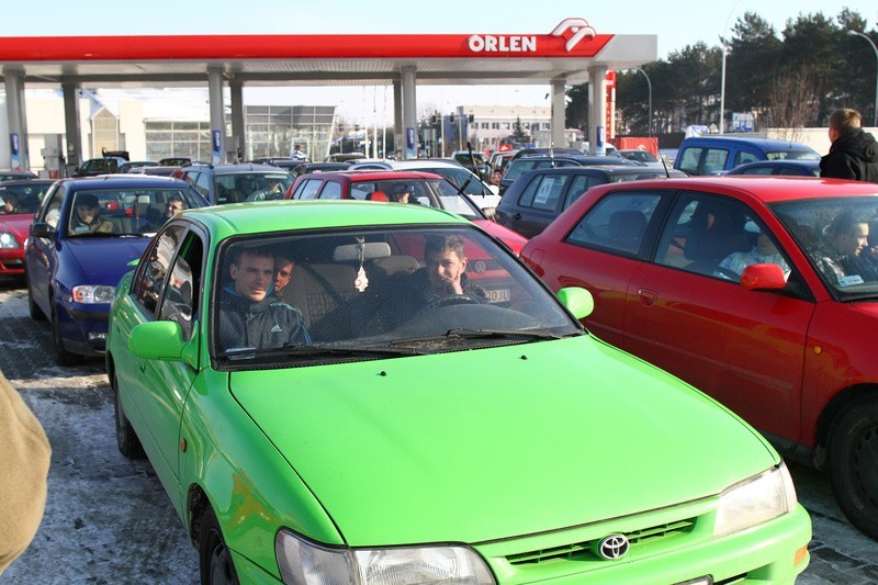 Protestujący na stacji paliw Orlenu.