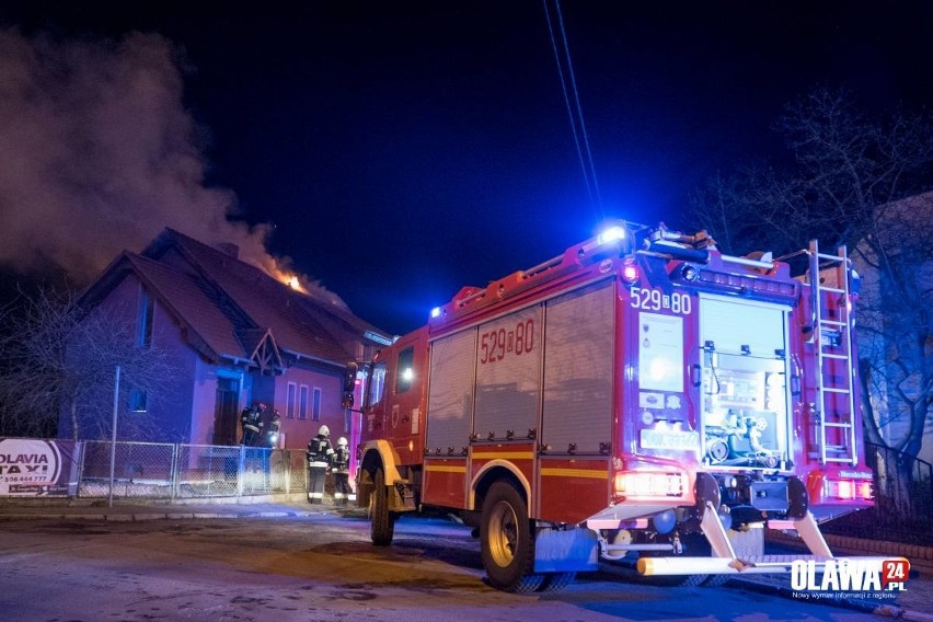 Nocny pożar domu jednorodzinnego w Oławie (ZDJĘCIA)