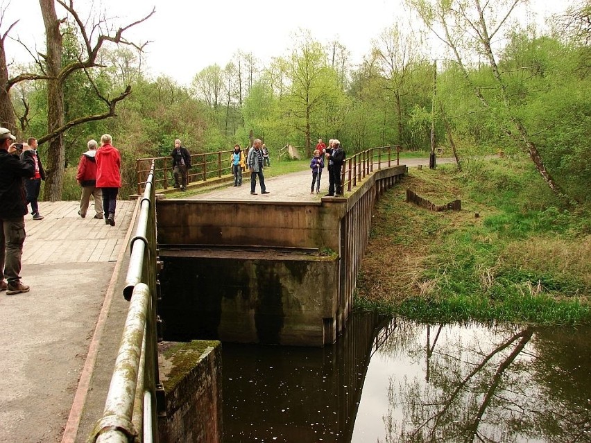 Miłośnicy bunkrów obrócili most na kanale Obry koło wsi...