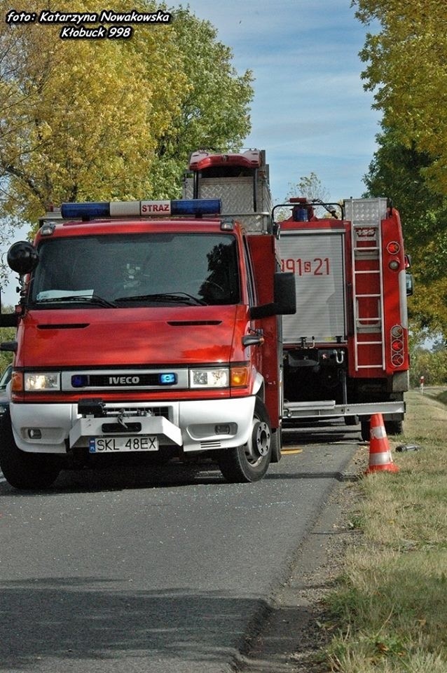 Śmiertelny wypadek w Praszczykach. Kobieta wjechała w drzewo