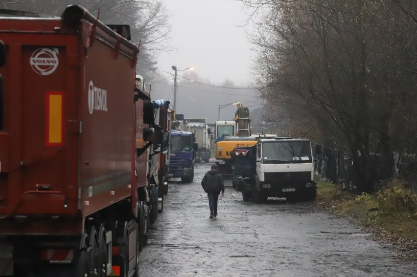 Kierowcy ciężarówek czekają pod kopalniami po węgiel nawet po kilka dni. Powód? PGG ograniczyła sprzedaż do 3-5 ton na jednego kontrahenta