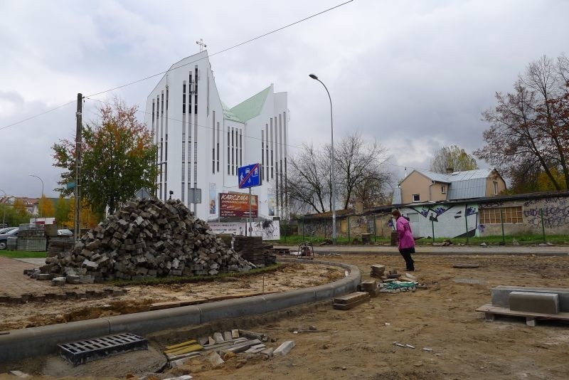 Nowe Miasto rozkopane. Uspokojony ruch już paraliżuje osiedle (zdjęcia, wideo)