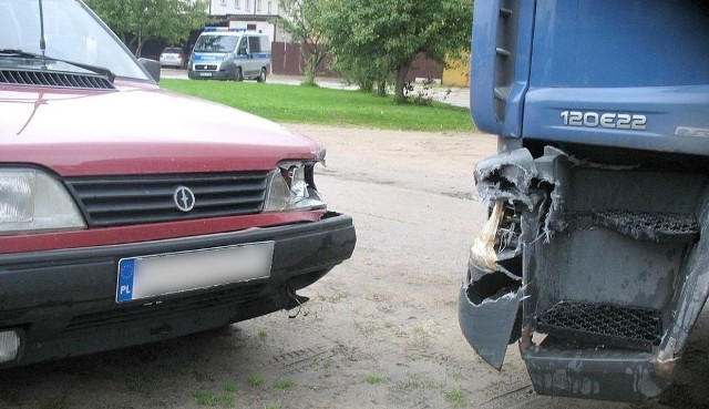 Polonez uderzył w ciężarowe iveco