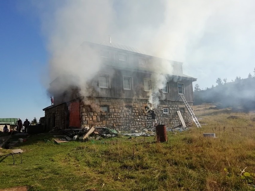Pożar budynku na znanej przełęczy w Karkonoszach (ZDJĘCIA)