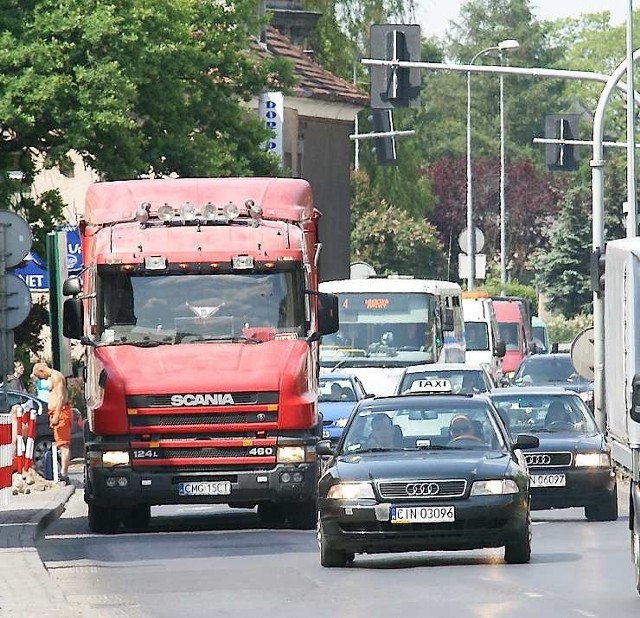 Po ulicy Staszica w Inowrocławiu TIR-y jadą długim sznurem