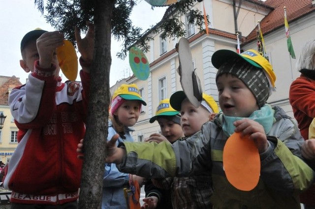 Dzieci z przedszkola Bajka w Zielonej Górze ozdabiały drzewo pisankami