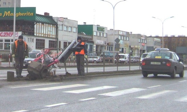 Jeszcze w środę na skrzyżowaniu ulic Jana Pawła II i Siennieńskiej w Ostrowcu trwa usuwanie skutków wtorkowego wypadku