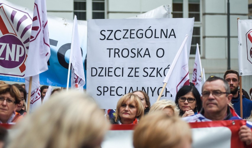 Protest przed Urzędem Wojewódzkim Nauczyciele ZNP...