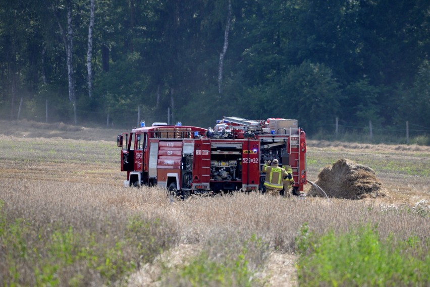 W Iłowie na polu spłonęła prasa rolnicza i ciągnik.