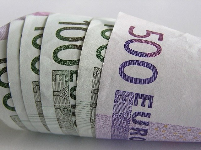 16 tysięcy euro i ubrania o wartości 3 tysięcy złotych padły łupem sprawców.