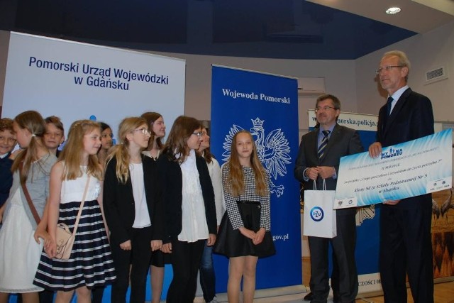Uczniowie ze słupskiej piątki odebrali we wtorek nagrodę od wojewody pomorskiego Ryszarda Stachurskiego.