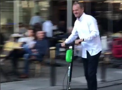 Donald Tusk w czasie swojej eko-wycieczki po Paryżu na...