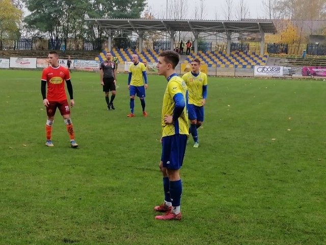 Piłkarze Neptuna (w żółto-niebieskich strojach) ostatni ligowy mecz wygrali 27 września.