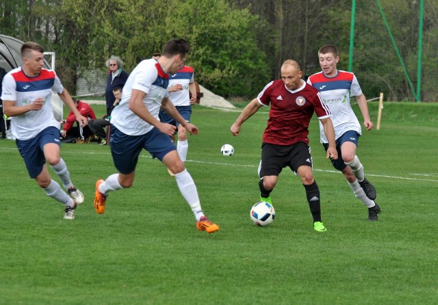 Marcin Siedlarz (w ciemniejszej koszulce) w tym sezonie ligowym strzelił pięć bramek